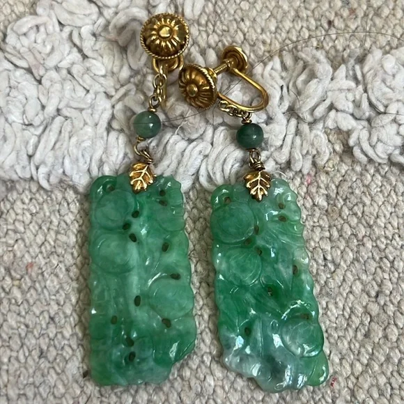 (𝐒𝐎𝐋𝐃) Vintage 14K Gold Carved Jadeite Dangle Panel Screw back Earrings - Picture 3 of 10